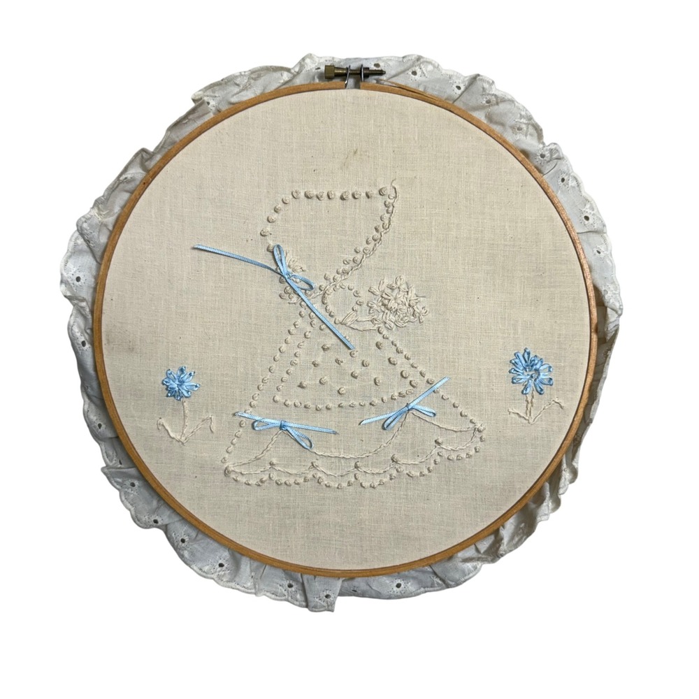Vintage Handmade Sunbonnet Sue Embroidery Hoop Art Eyelet Lace Trim 10.5"